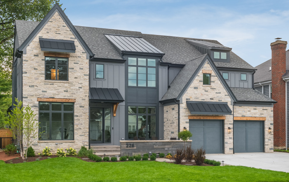 Foto de fachada de casa multicolor de estilo de casa de campo de dos plantas con revestimientos combinados, tejado a dos aguas y tejado de teja de madera
