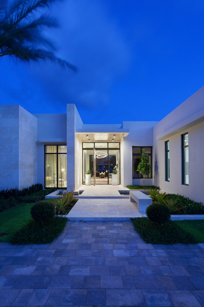 Mittelgroßes, Einstöckiges Modernes Haus mit Putzfassade, weißer Fassadenfarbe und Flachdach in Miami