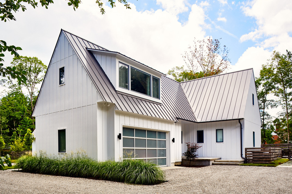 Источник вдохновения для домашнего уюта: большой, одноэтажный, деревянный, белый частный загородный дом в стиле кантри с двускатной крышей и металлической крышей