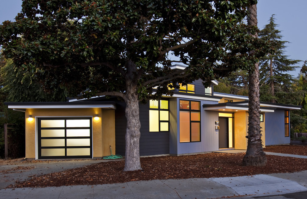 Стильный дизайн: двухэтажный, разноцветный частный загородный дом в современном стиле с комбинированной облицовкой, плоской крышей и металлической крышей - последний тренд