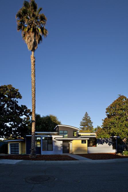 Ejemplo de fachada de casa multicolor minimalista de tamaño medio de dos plantas con revestimientos combinados, tejado plano y tejado de metal
