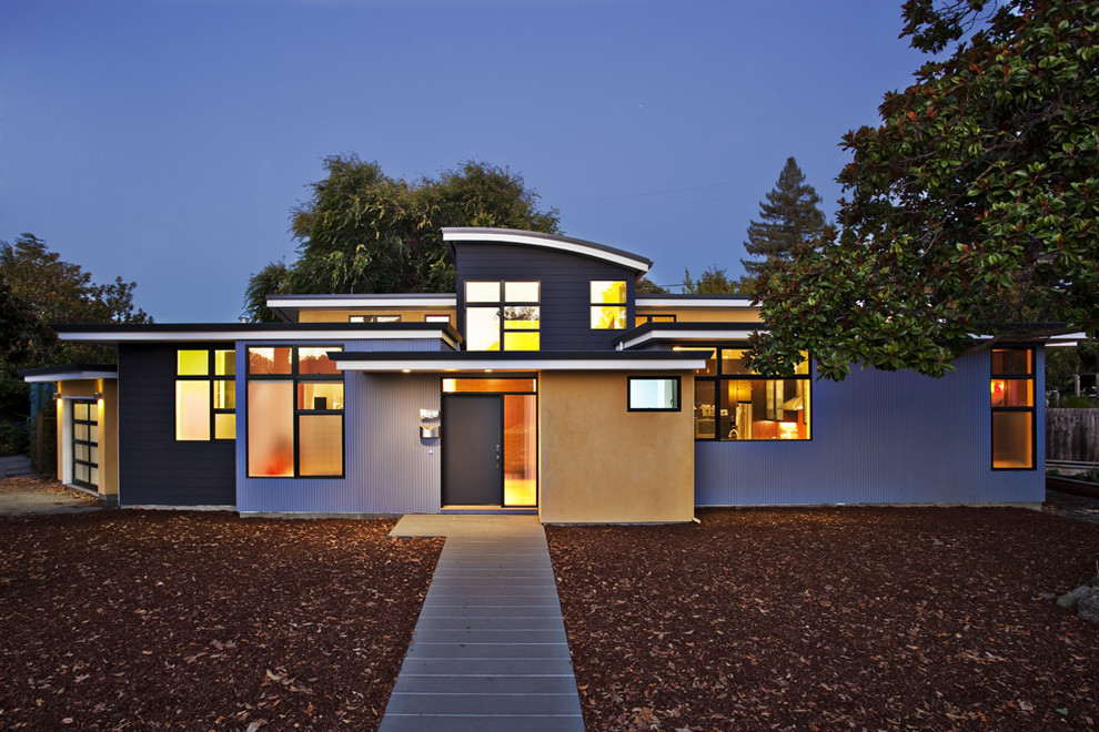 Источник вдохновения для домашнего уюта: двухэтажный, разноцветный частный загородный дом среднего размера в современном стиле с комбинированной облицовкой, плоской крышей и металлической крышей