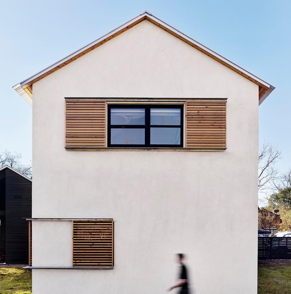 Idee per la facciata di una casa bianca moderna a due piani con rivestimenti misti e copertura in metallo o lamiera