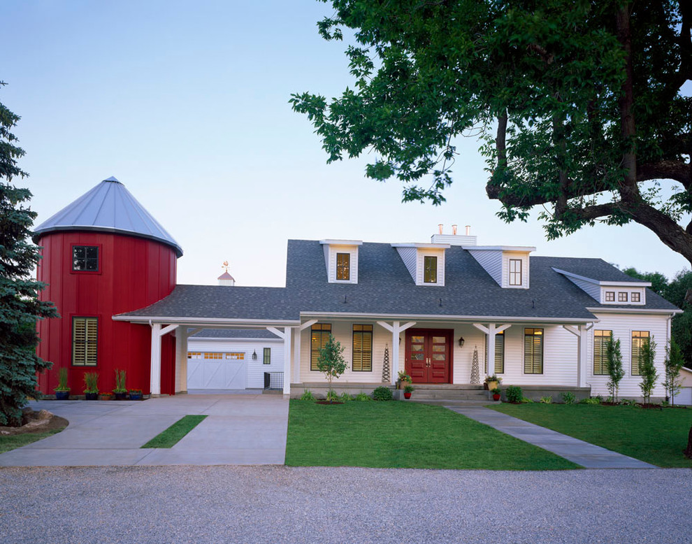 Foto della facciata di una casa bianca country a due piani di medie dimensioni con rivestimento in legno e tetto a padiglione