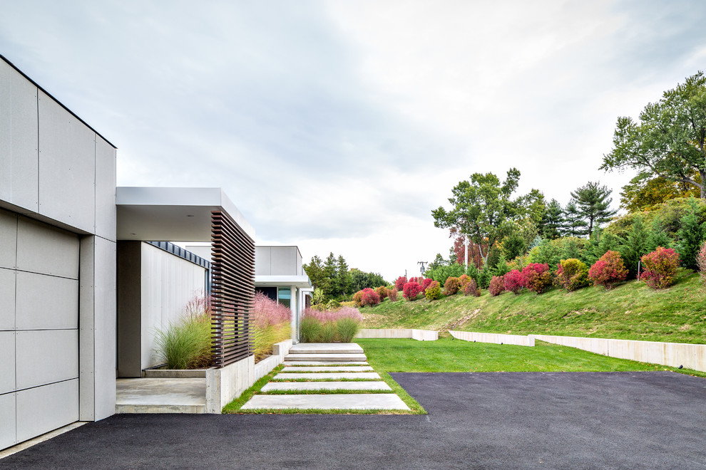 Стильный дизайн: одноэтажный, серый дом в стиле модернизм с облицовкой из ЦСП - последний тренд
