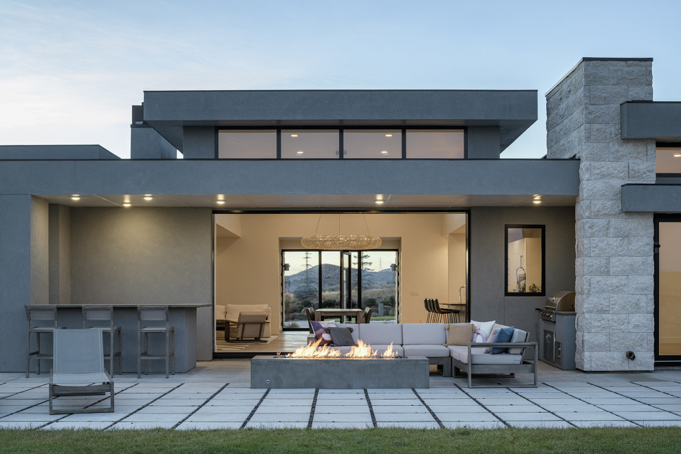 Großes, Einstöckiges Modernes Einfamilienhaus mit Putzfassade, grauer Fassadenfarbe, Flachdach und Blechdach in Sonstige