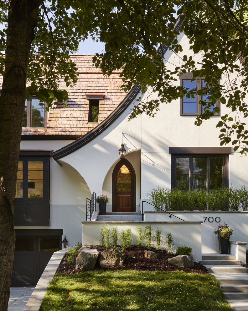 Idées déco pour une façade de maison blanche classique en stuc à un étage et de taille moyenne avec un toit à deux pans.