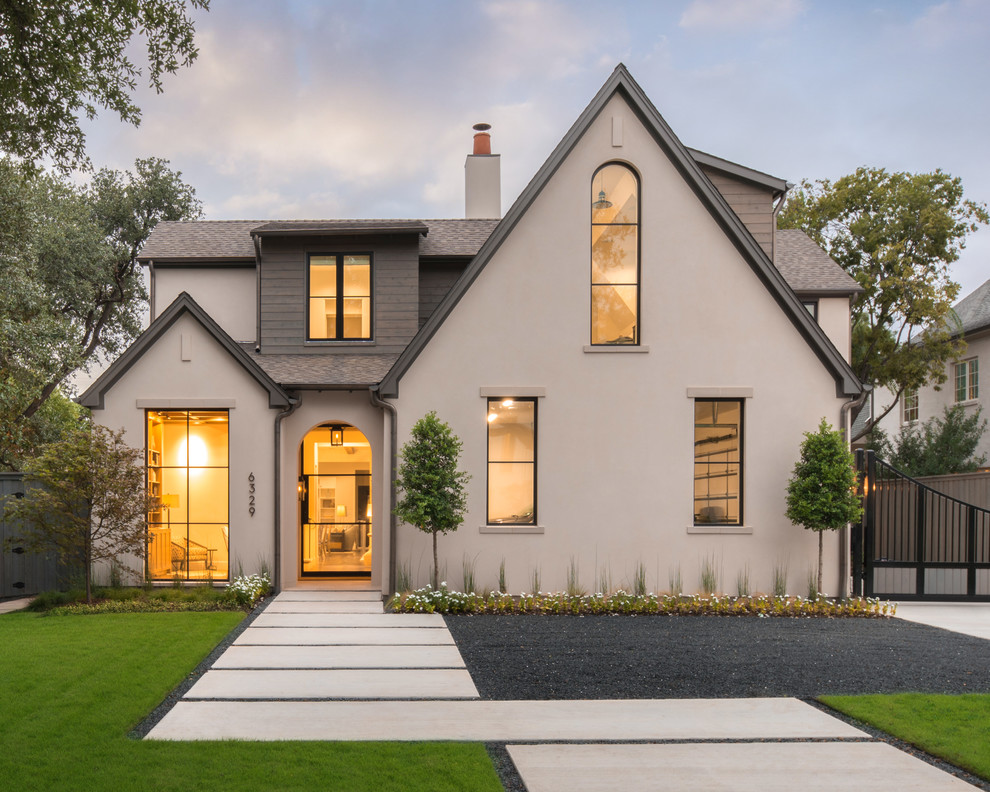 Zweistöckiges Klassisches Einfamilienhaus mit grauer Fassadenfarbe, Satteldach und Schindeldach in Dallas