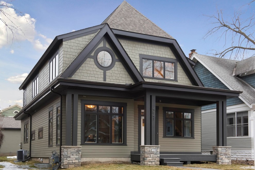 Mittelgroßes, Zweistöckiges Klassisches Haus mit Faserzement-Fassade, grüner Fassadenfarbe und Walmdach in Minneapolis