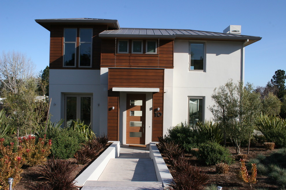 На фото: двухэтажный, белый дом среднего размера в стиле модернизм с облицовкой из цементной штукатурки с