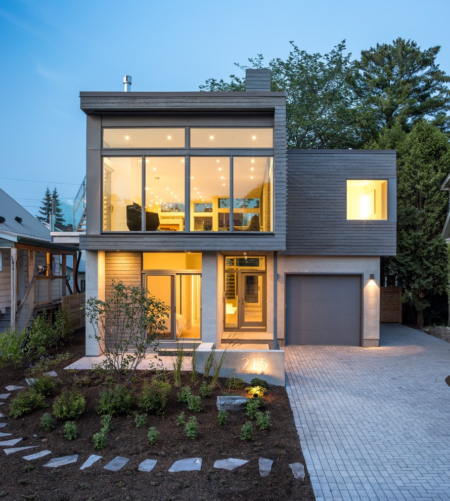 Идея дизайна: двухэтажный, серый, большой дом в современном стиле с плоской крышей и комбинированной облицовкой