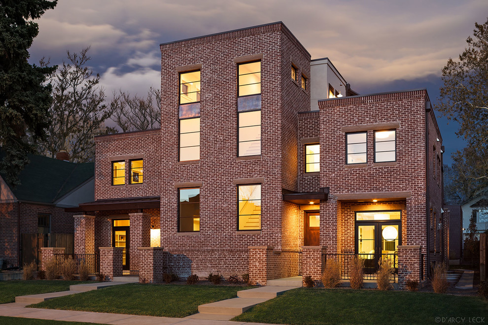Idee per la facciata di una casa bifamiliare grande marrone moderna a tre piani con rivestimento in mattoni, tetto piano e copertura in metallo o lamiera