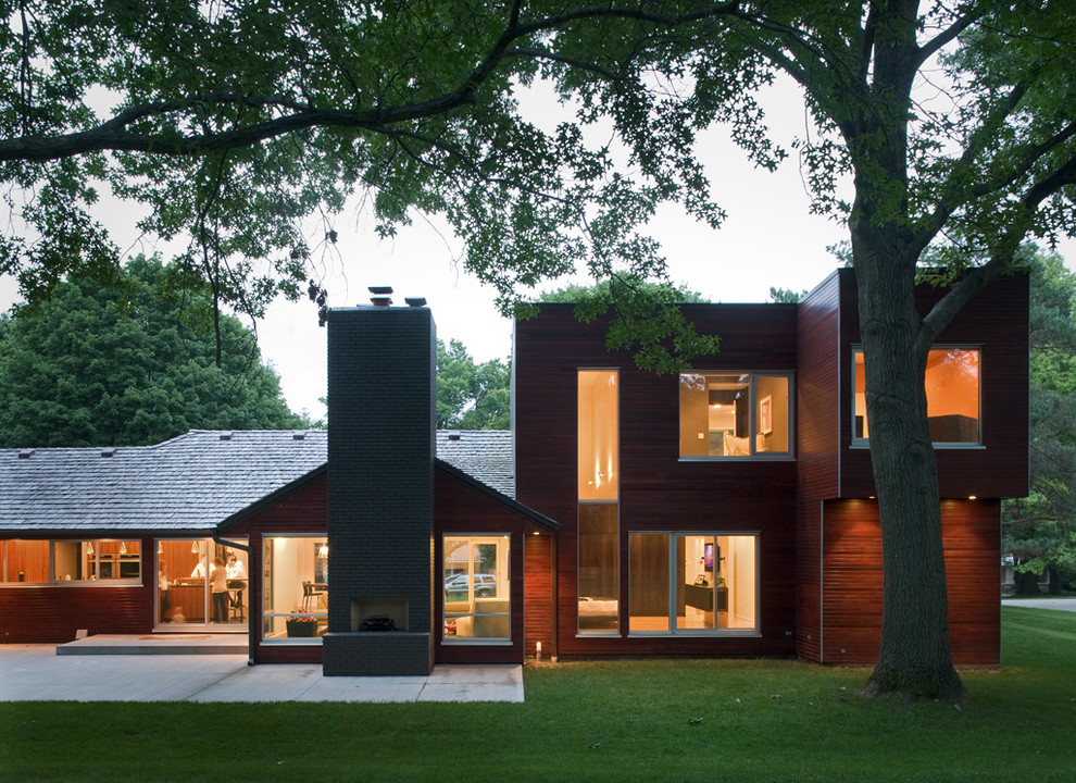 Idées déco pour une façade de maison contemporaine en bois avec un toit plat.