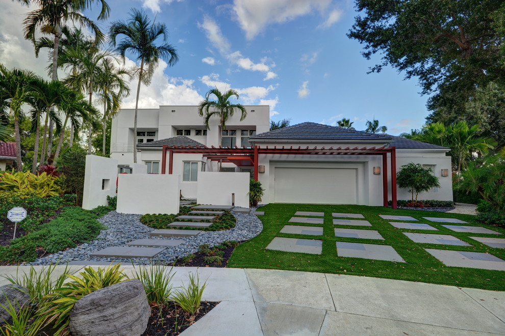 Photo of a contemporary house exterior in Miami.