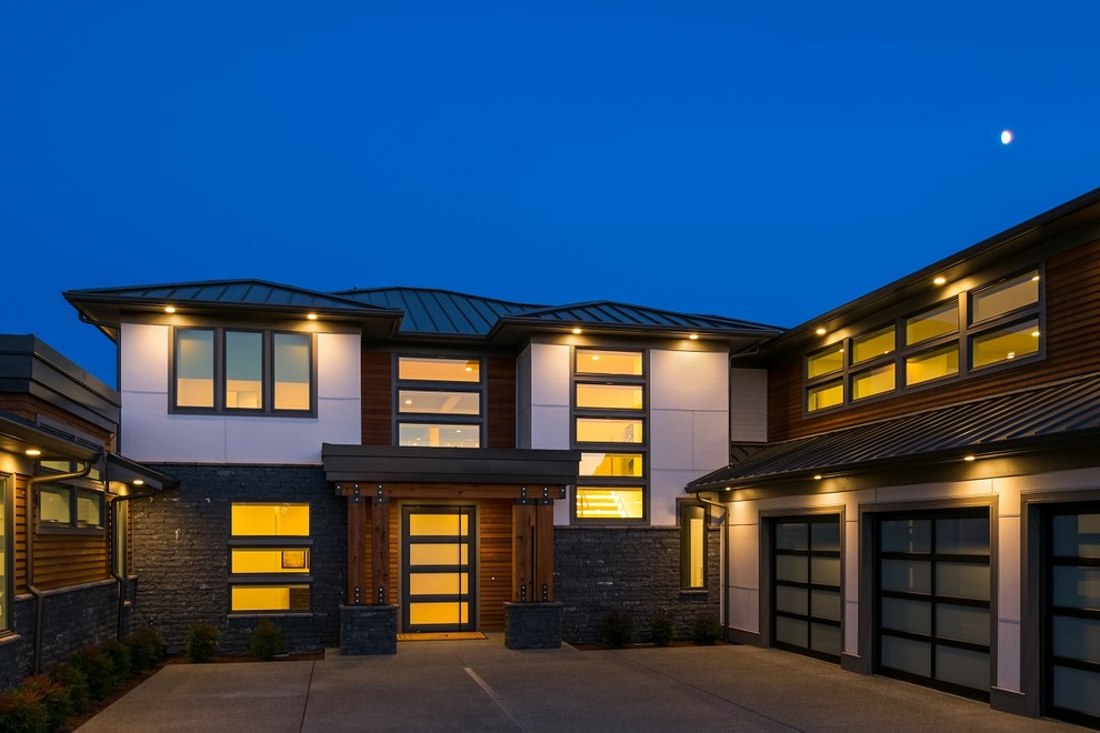 Großes, Zweistöckiges Modernes Einfamilienhaus mit Mix-Fassade, grauer Fassadenfarbe, Walmdach und Blechdach in Seattle