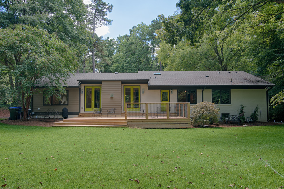 Cette photo montre une façade de maison beige moderne de taille moyenne et de plain-pied avec un revêtement mixte, un toit à deux pans et un toit en shingle.