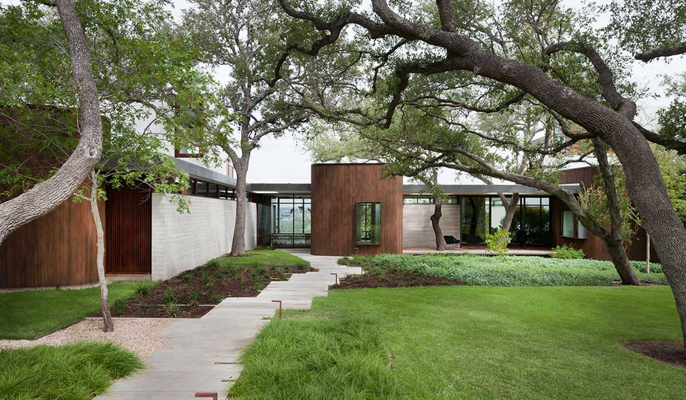 Großes, Einstöckiges Modernes Haus mit brauner Fassadenfarbe und Flachdach in Austin