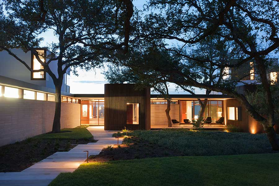Großes, Einstöckiges Modernes Haus mit grauer Fassadenfarbe und Flachdach in Austin