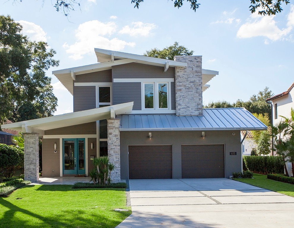 Diseño de fachada marrón minimalista de tamaño medio de dos plantas con tejado de un solo tendido y revestimiento de estuco