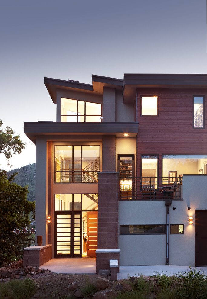Ejemplo de fachada de casa multicolor contemporánea grande de tres plantas con revestimientos combinados y tejado plano