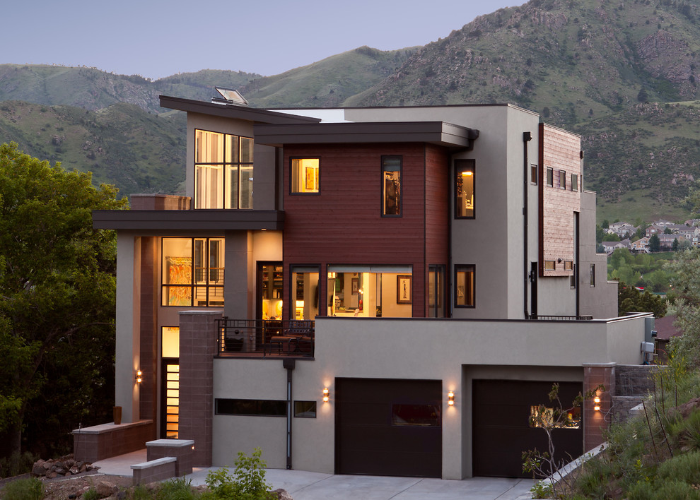 Réalisation d'une grande façade de maison multicolore design à deux étages et plus avec un revêtement mixte et un toit plat.