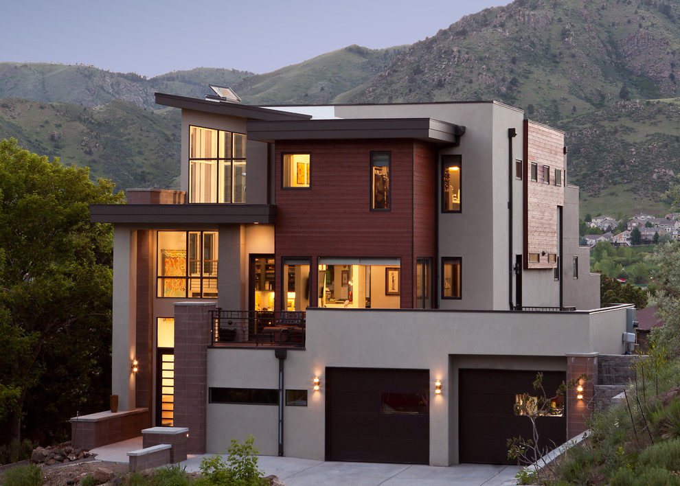 Dreistöckiges, Großes Modernes Einfamilienhaus mit Mix-Fassade, bunter Fassadenfarbe und Flachdach in Denver