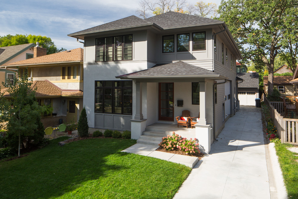 Стильный дизайн: двухэтажный, серый дом среднего размера в стиле модернизм с комбинированной облицовкой - последний тренд