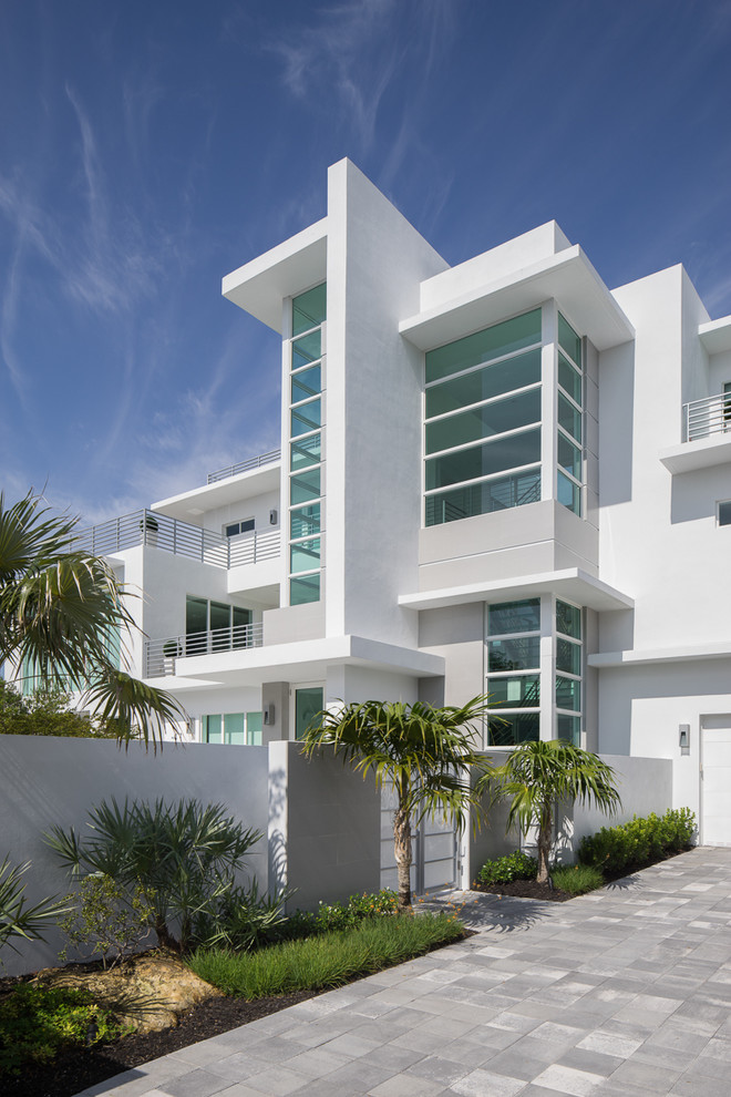 Diseño de fachada blanca contemporánea extra grande de tres plantas con revestimiento de hormigón y tejado plano