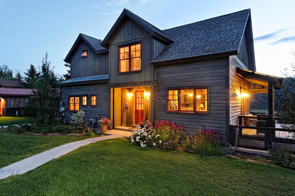Zweistöckige Country Holzfassade Haus mit schwarzer Fassadenfarbe und Dachgaube in Burlington