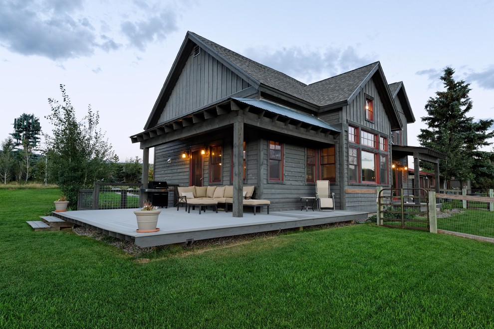 Идея дизайна: двухэтажный, деревянный, серый дом среднего размера в стиле рустика с двускатной крышей