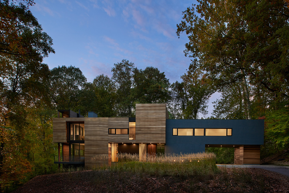 Modelo de fachada azul actual con revestimiento de madera y tejado plano