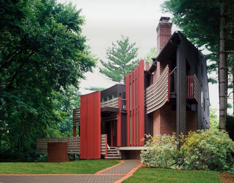 Свежая идея для дизайна: большой, двухэтажный, красный частный загородный дом в восточном стиле с комбинированной облицовкой и плоской крышей - отличное фото интерьера