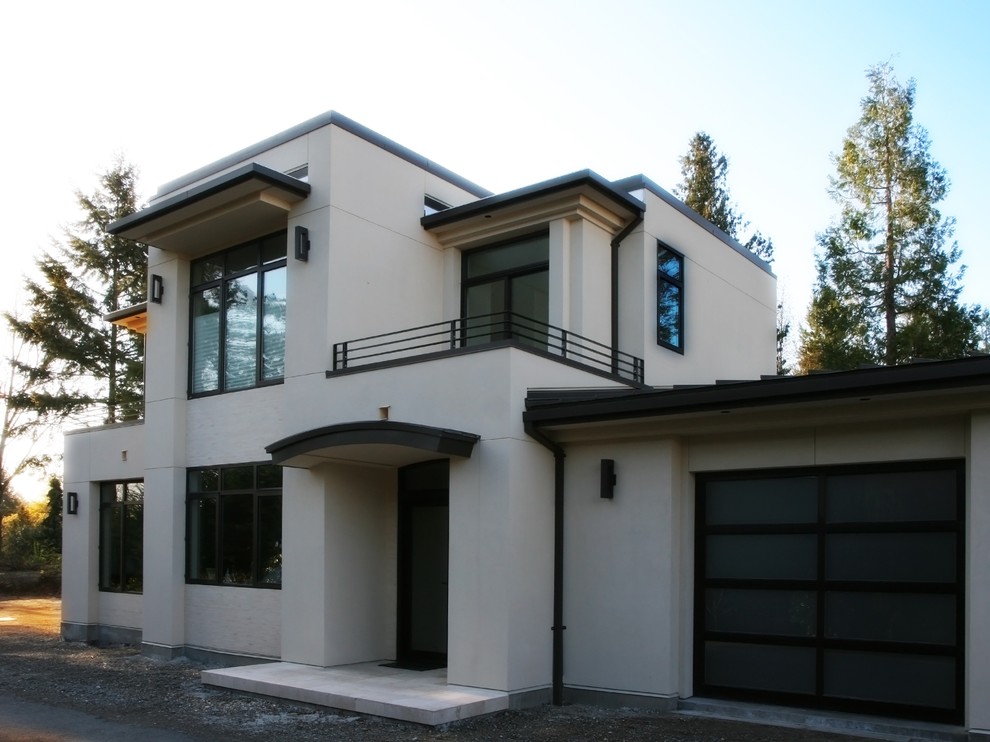 Ispirazione per la facciata di un appartamento bianco moderno a due piani con rivestimento in stucco e tetto piano
