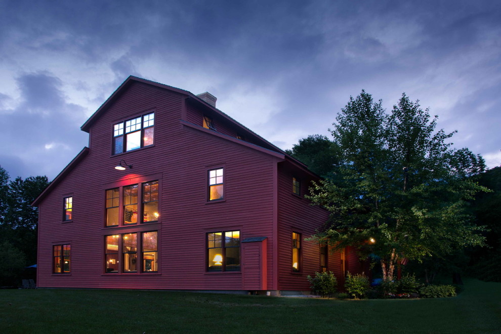 Dreistöckiges, Geräumiges Landhausstil Haus mit bunter Fassadenfarbe, Mansardendach und Schindeldach in Boston