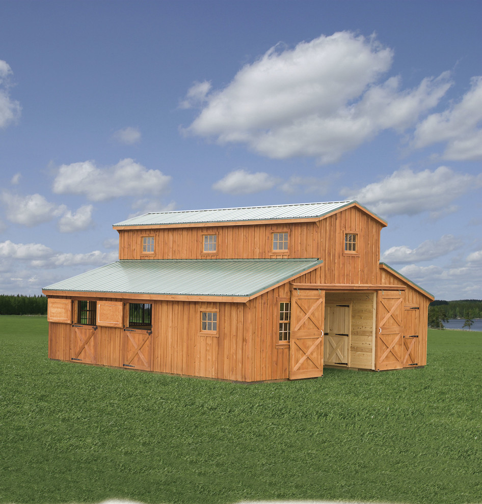 Idée de décoration pour une grande façade de grange rénovée marron champêtre en bois à un étage avec un toit à deux pans et un toit en métal.