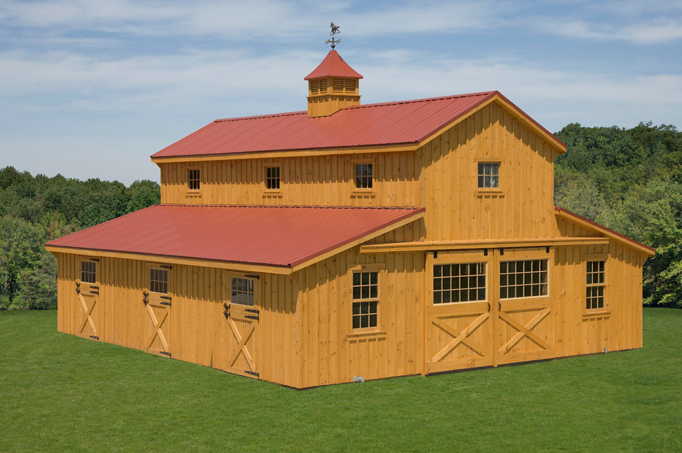 Идея дизайна: большой, двухэтажный, деревянный, коричневый барнхаус (амбары) дом в стиле кантри с двускатной крышей и металлической крышей