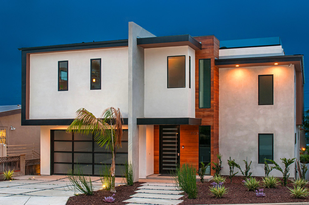 Ejemplo de fachada de casa beige minimalista grande de dos plantas con revestimiento de estuco y tejado plano