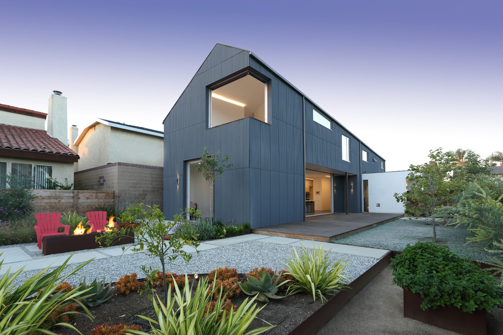 Idee per la villa grande blu industriale a due piani con rivestimento in metallo e copertura a scandole