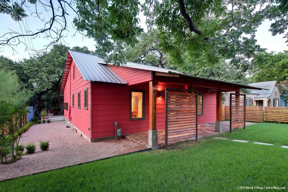 Design ideas for a small traditional house exterior in Austin.