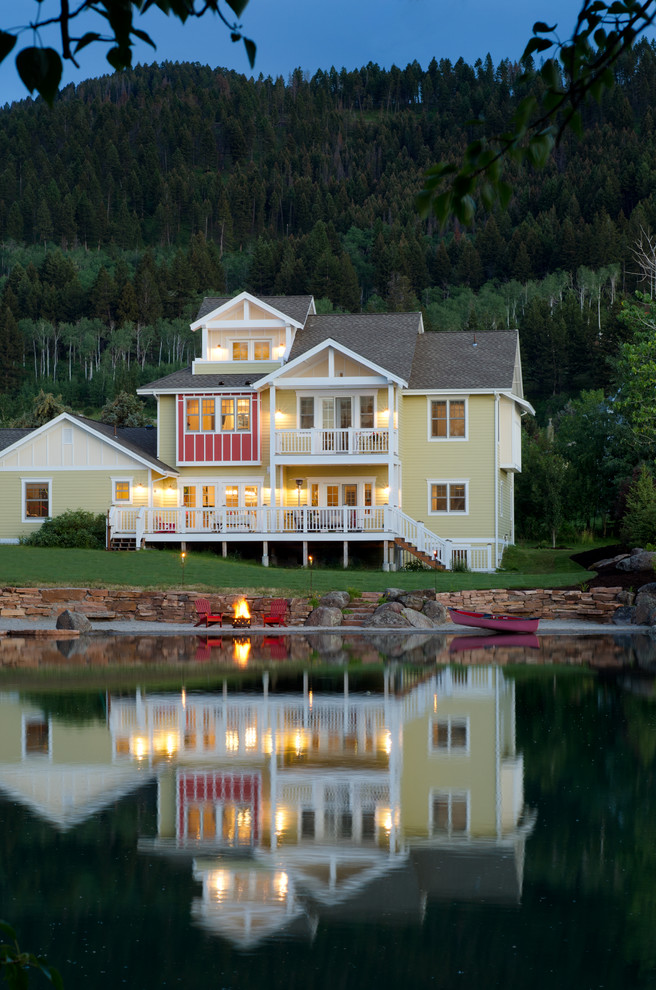 Стильный дизайн: трехэтажный, желтый дом в морском стиле - последний тренд