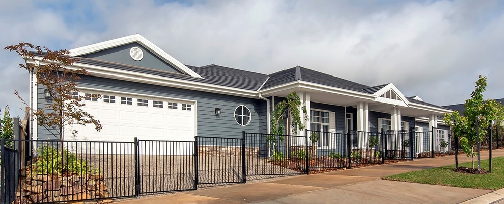 Geräumiges, Einstöckiges Landhaus Einfamilienhaus mit blauer Fassadenfarbe und Ziegeldach in Melbourne