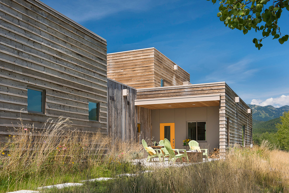 Свежая идея для дизайна: огромный, двухэтажный, деревянный, коричневый дом в стиле модернизм с плоской крышей - отличное фото интерьера