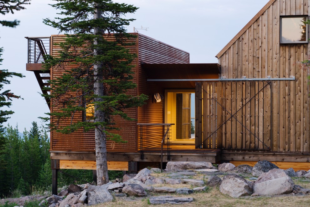 Inspiration för ett litet funkis brunt hus, med allt i ett plan, blandad fasad, halvvalmat sadeltak och tak i metall