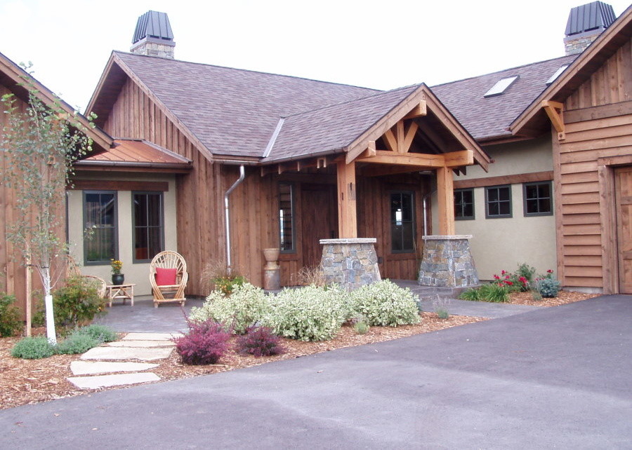 Mittelgroße, Einstöckige Rustikale Holzfassade Haus mit brauner Fassadenfarbe in Sonstige