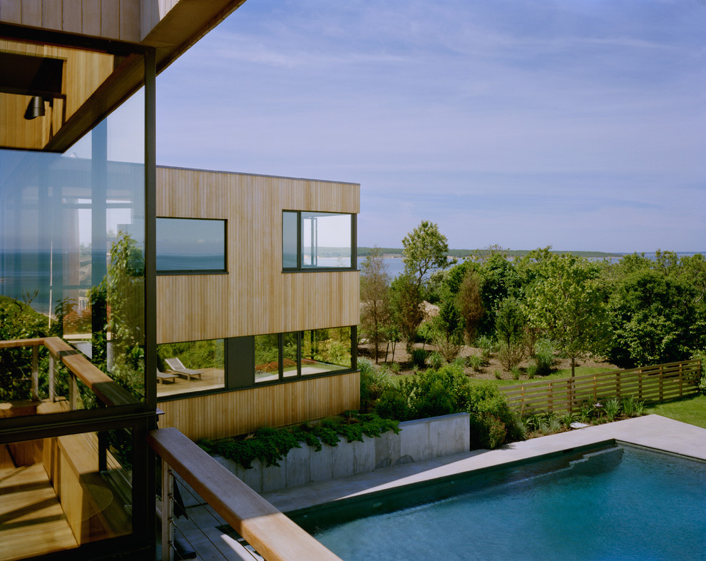 Ispirazione per la villa grande marrone moderna a due piani con rivestimento in legno e tetto piano