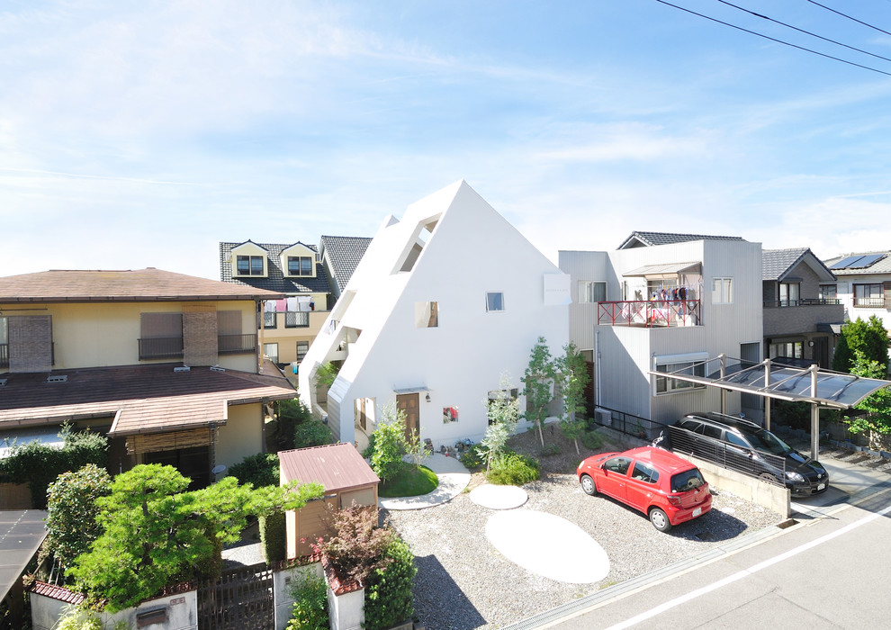 Идея дизайна: двухэтажный, белый дом среднего размера в современном стиле с двускатной крышей