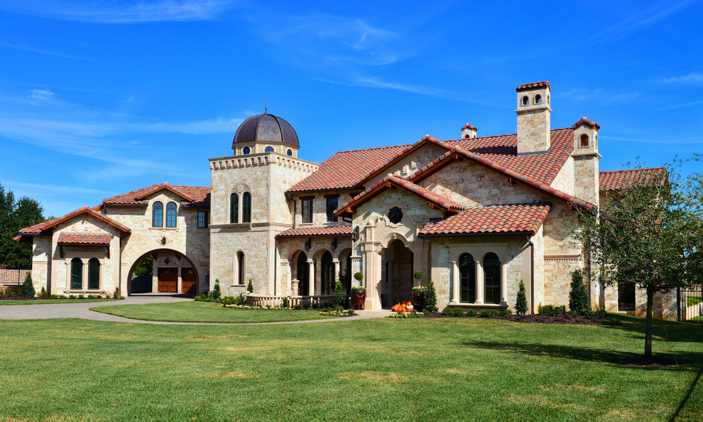 Großes, Zweistöckiges Klassisches Haus mit Steinfassade und beiger Fassadenfarbe in Dallas