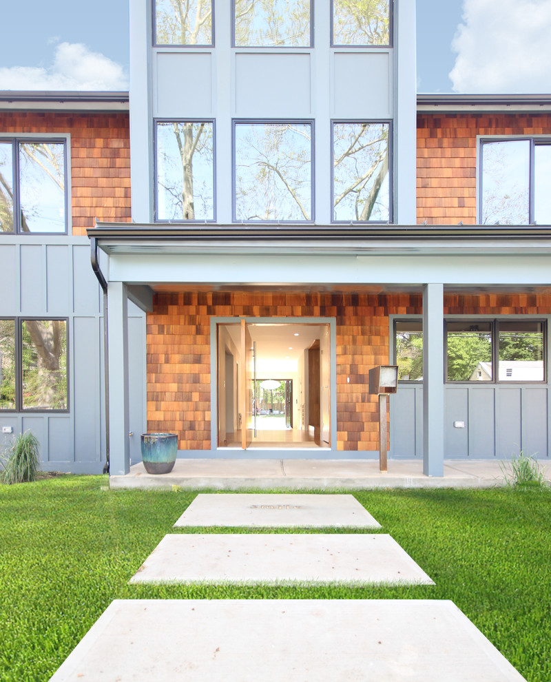 Стильный дизайн: большой, трехэтажный, деревянный, синий дом в стиле модернизм с плоской крышей - последний тренд