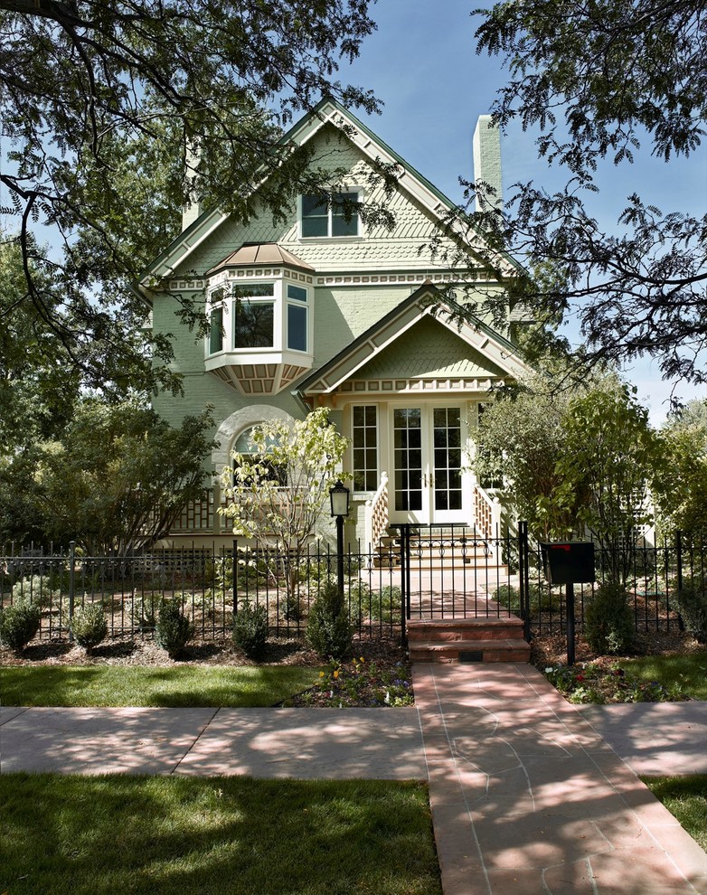 Immagine della facciata di una casa verde vittoriana a due piani