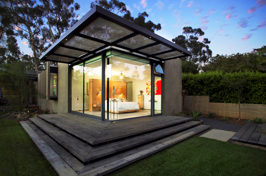 Mittelgroßes, Einstöckiges Modernes Haus mit grauer Fassadenfarbe in Los Angeles